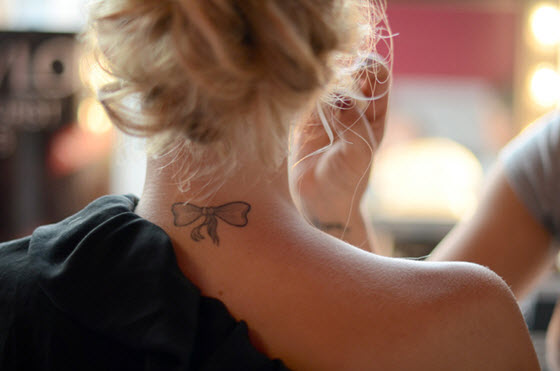 tatouage noeud dans la nuque