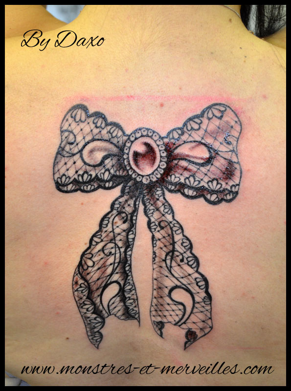 tatouage noeud dentelle