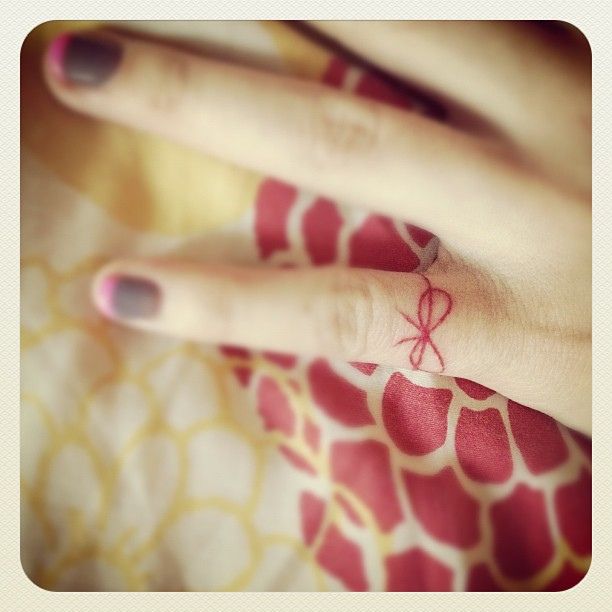 tatouage noeud doigt