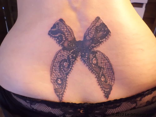 tatouage noeud dos