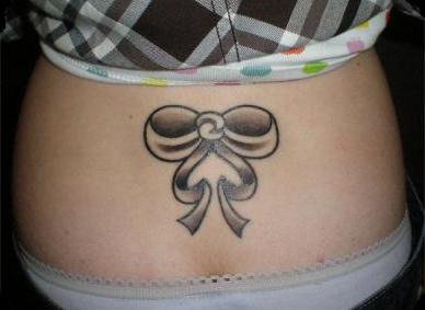 tatouage noeud en bas du dos