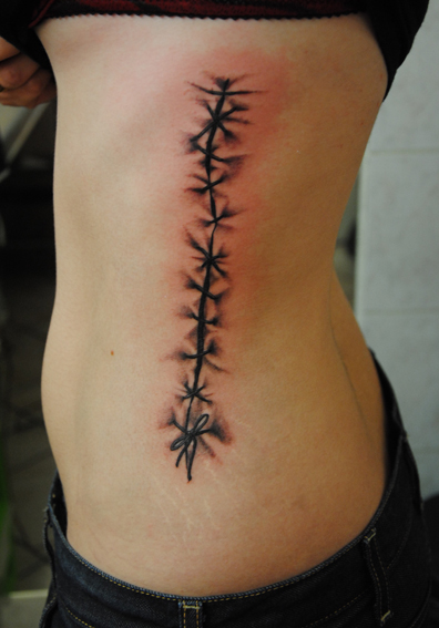 tatouage noeud flanc