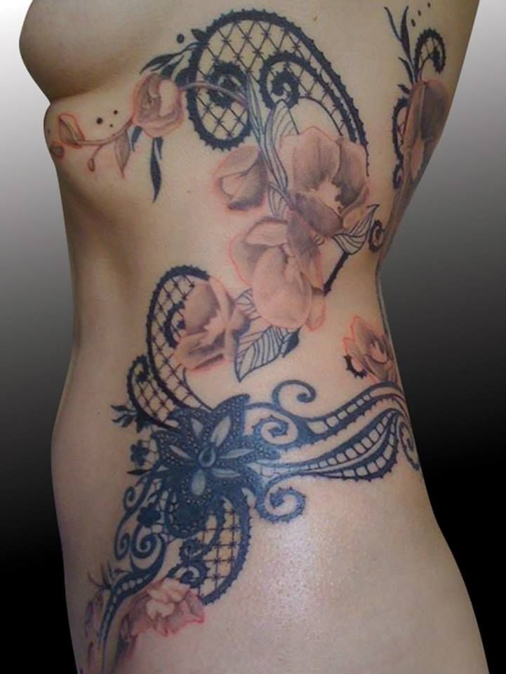 tatouage noeud flanc