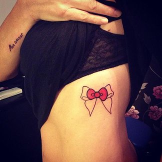tatouage noeud hello kitty