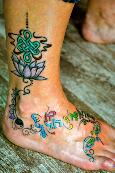 tatouage noeud infini tibétain