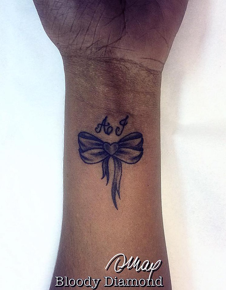 tatouage noeud initiales