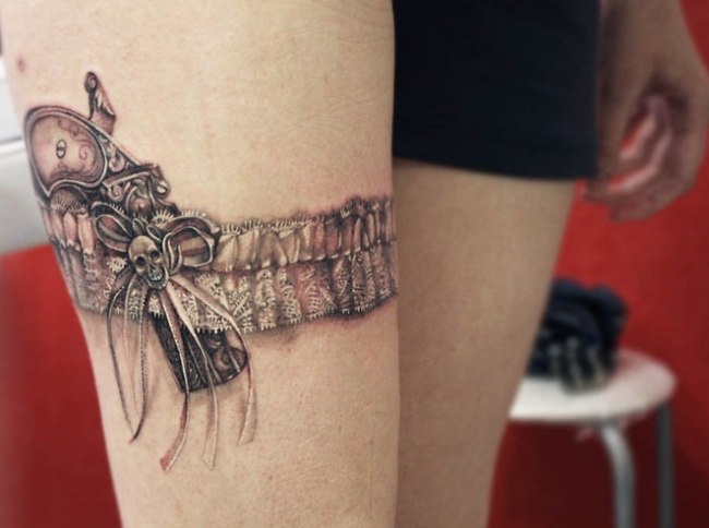 tatouage noeud noir et blanc