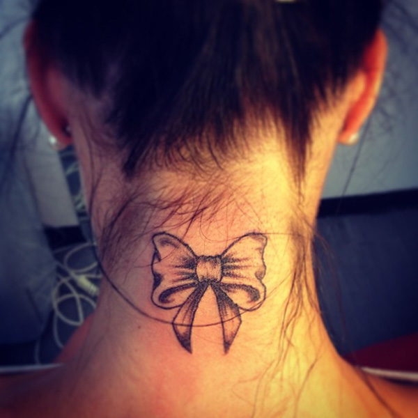 Tatouage noeud nuque