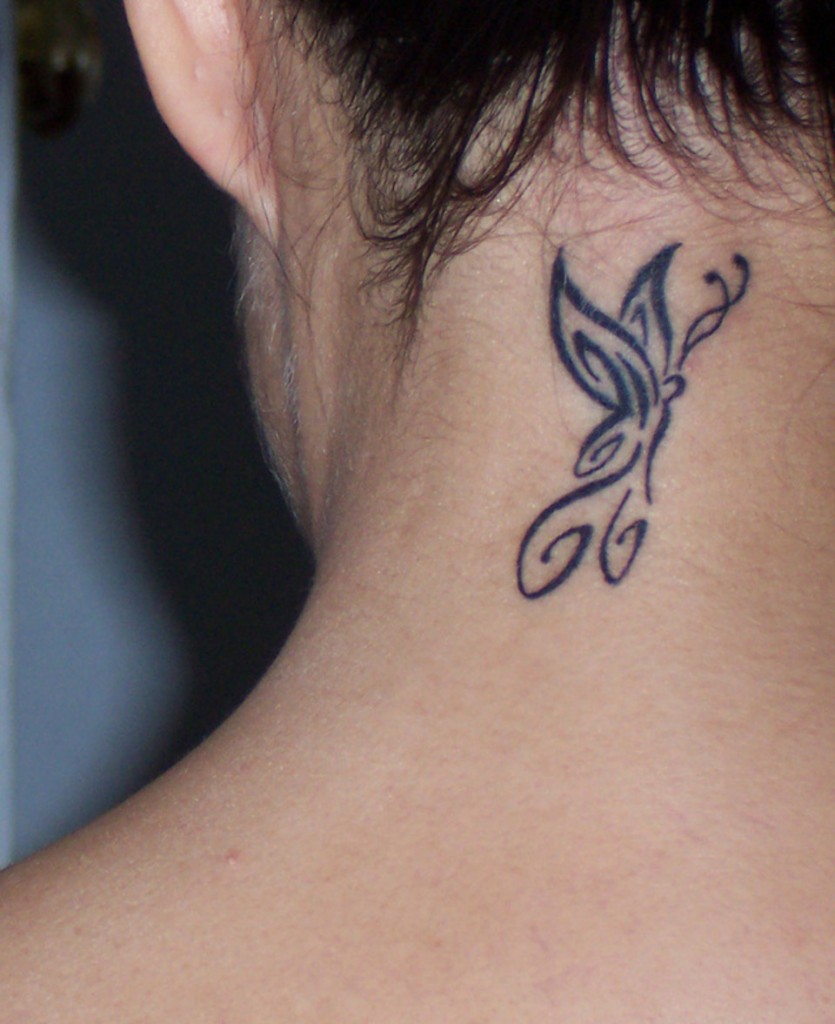 tatouage noeud nuque femme