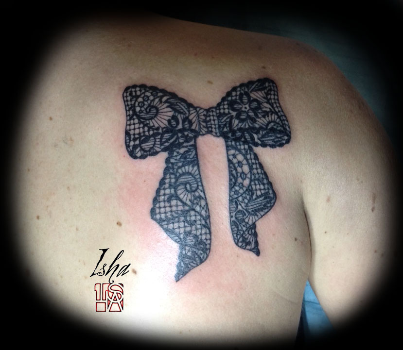 tatouage noeud omoplate