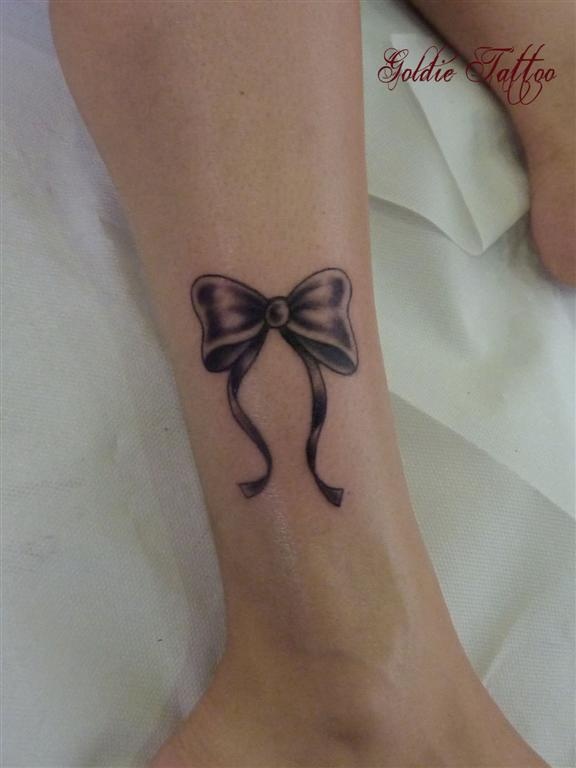 tatouage noeud papillon cheville
