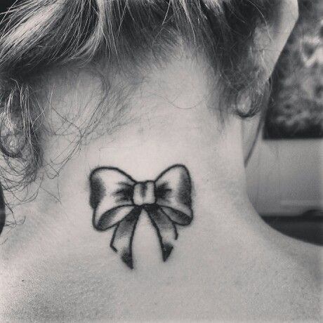 tatouage noeud papillon nuque