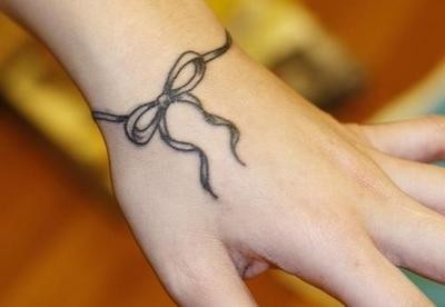 tatouage noeud papillon poignet
