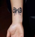 tatouage noeud papillon poignet