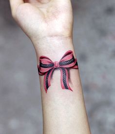 tatouage noeud papillon poignet