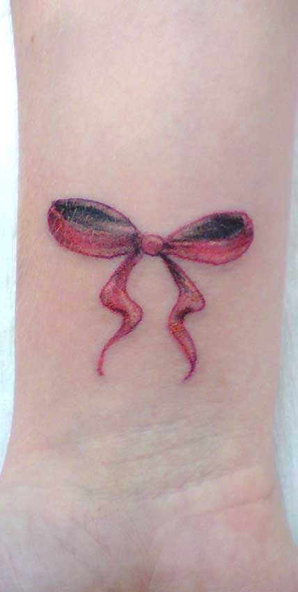 tatouage noeud papillon poignet