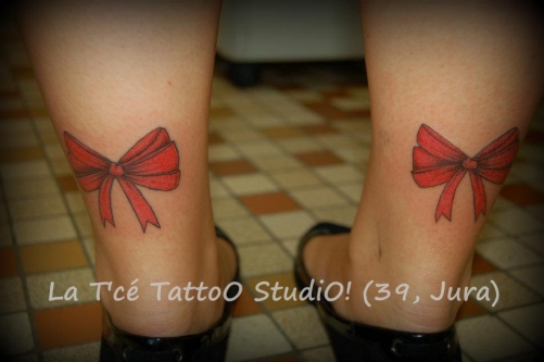 tatouage noeud rouge
