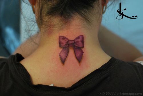 tatouage noeud rouge