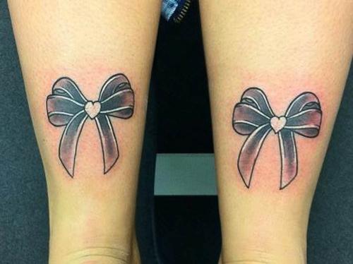 tatouage noeud ruban cuisse