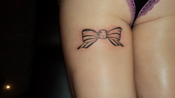 tatouage noeud ruban poignet