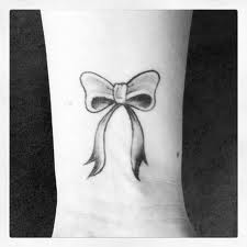 tatouage noeud ruban poignet