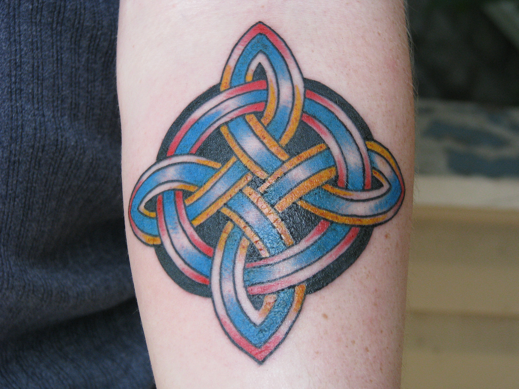 tatouage noeud sans fin