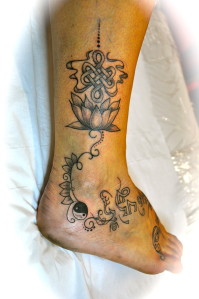 tatouage noeud sans fin bouddhiste