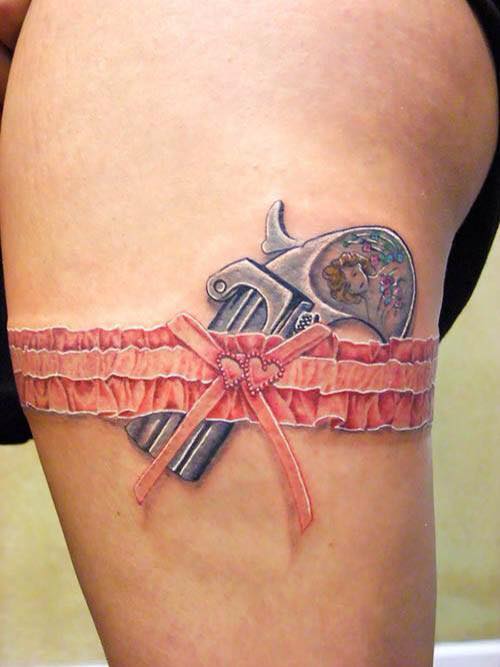 tatouage noeud sur la cuisse