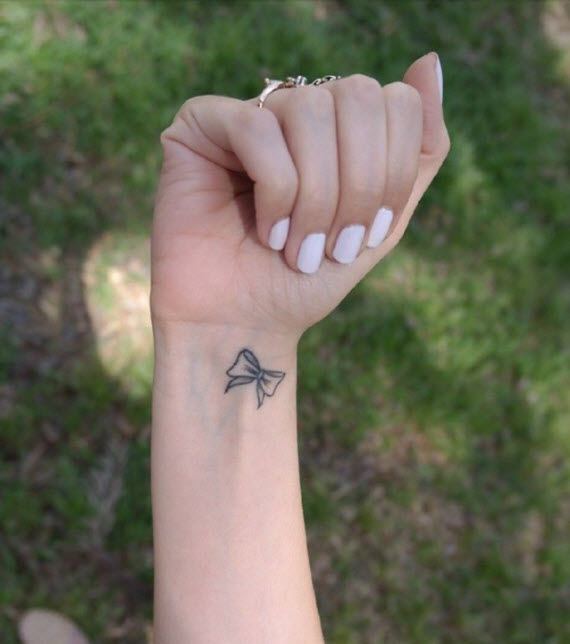 tatouage noeud sur le doigt