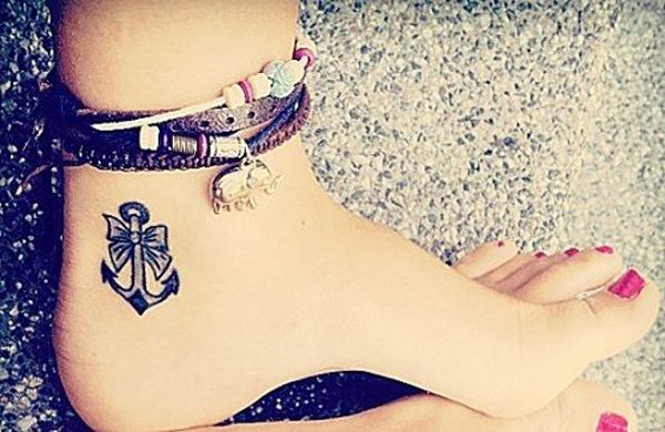 tatouage noeud sur le pied