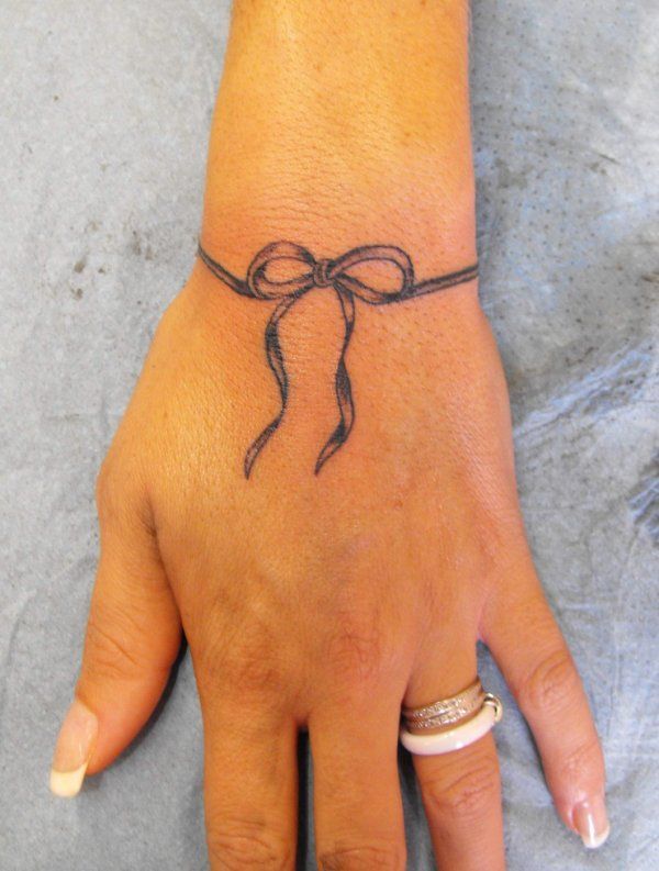 tatouage noeud sur le poignet