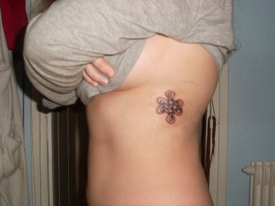 tatouage noeud sur les cotes
