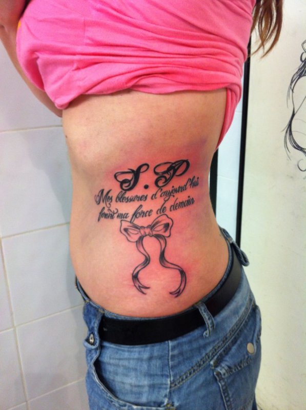 tatouage noeud sur les cotes