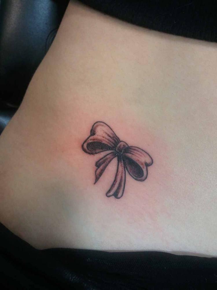tatouage noeud ventre