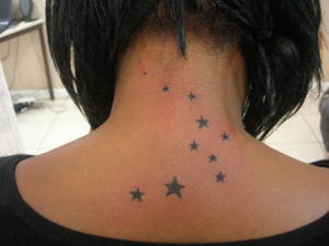 tatouage nuque etoile