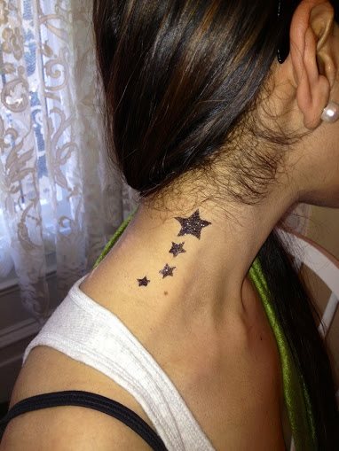 tatouage nuque etoile