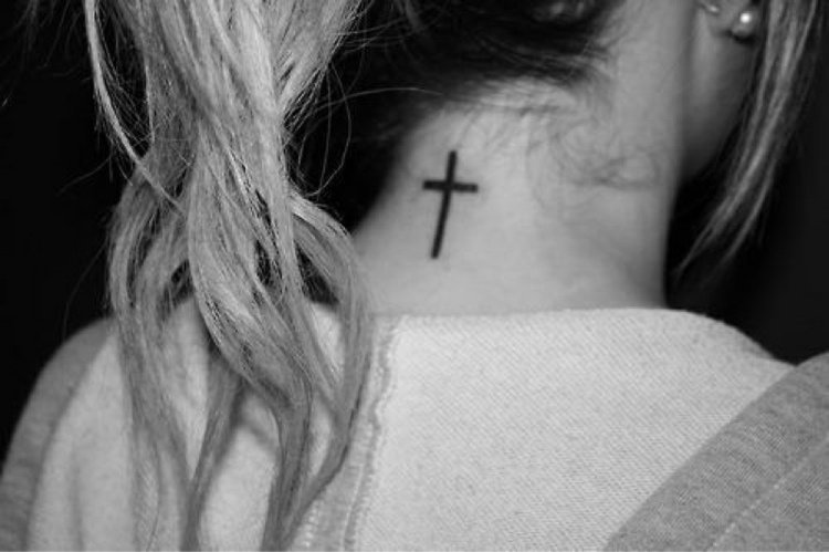 tatouage nuque femme croix