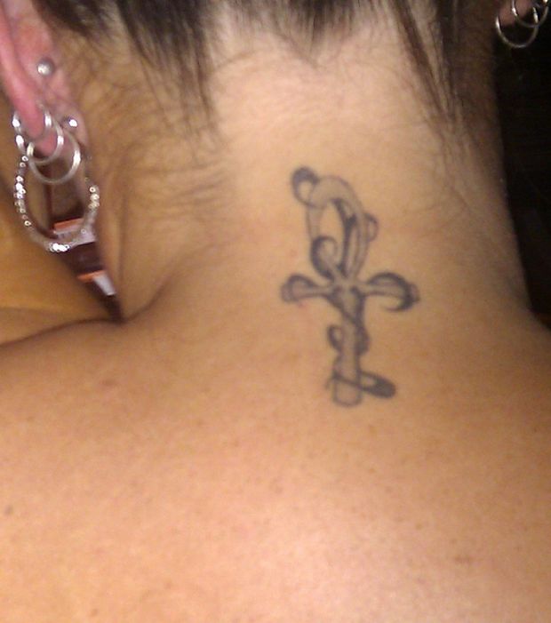 tatouage nuque femme croix