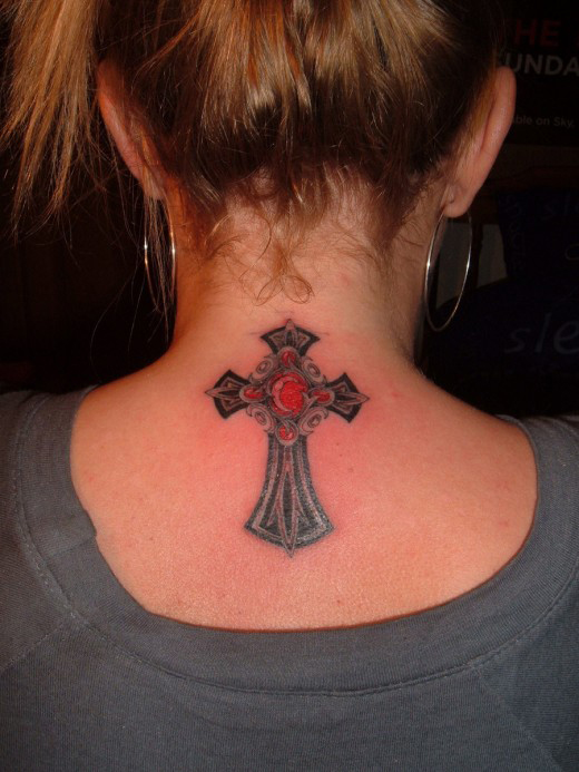 tatouage nuque femme croix