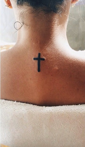 tatouage nuque femme croix