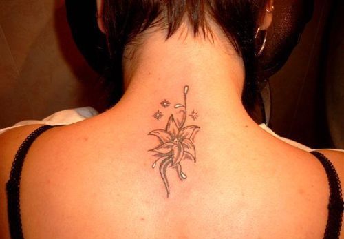 tatouage nuque femme fleur