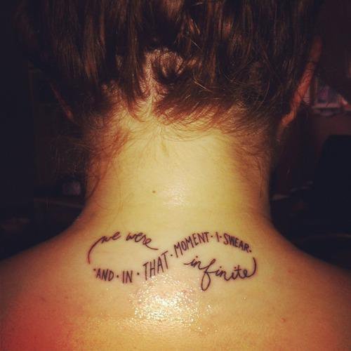 tatouage nuque femme infini