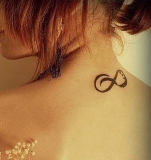 tatouage nuque femme infini