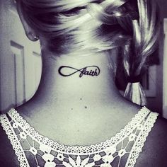 tatouage nuque femme infini