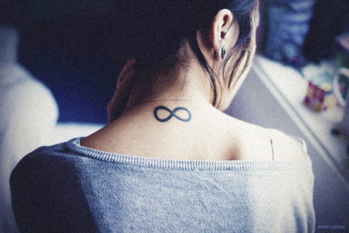 tatouage nuque femme infini