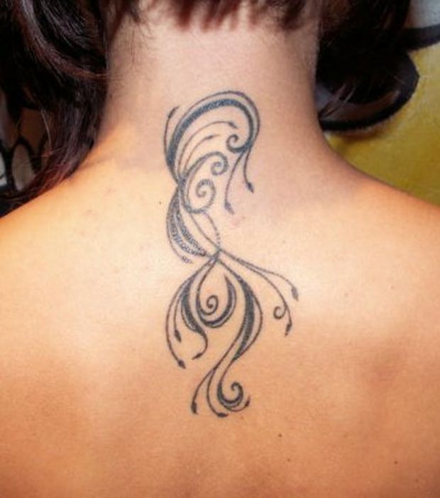 tatouage nuque femme initiale