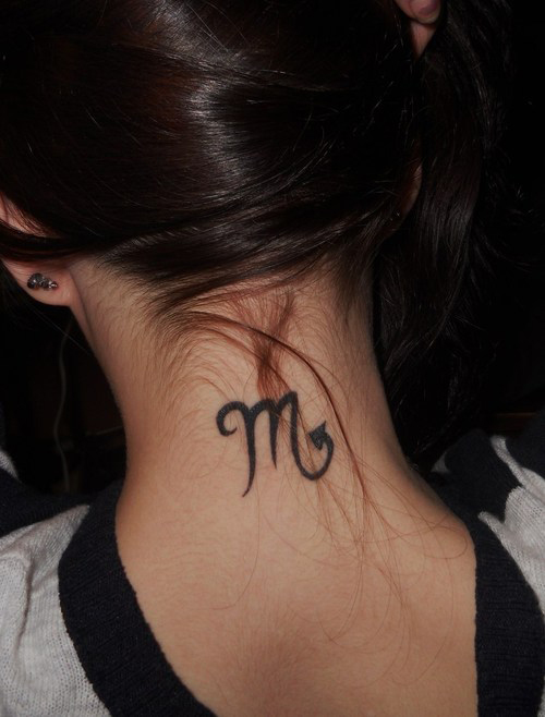 tatouage nuque femme initiale
