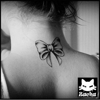 tatouage nuque femme noeud
