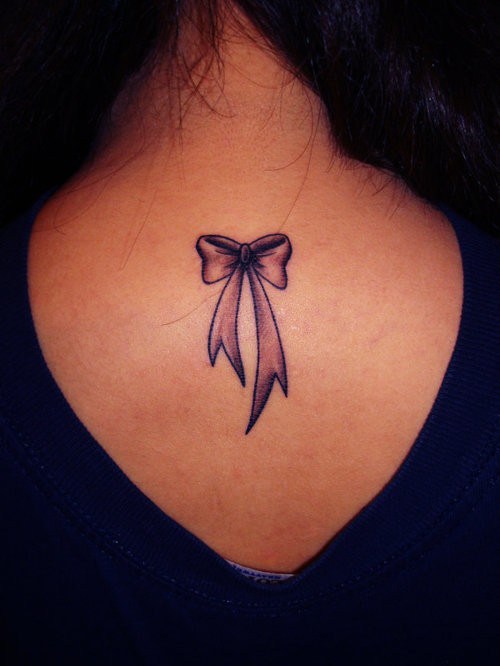 tatouage nuque femme noeud