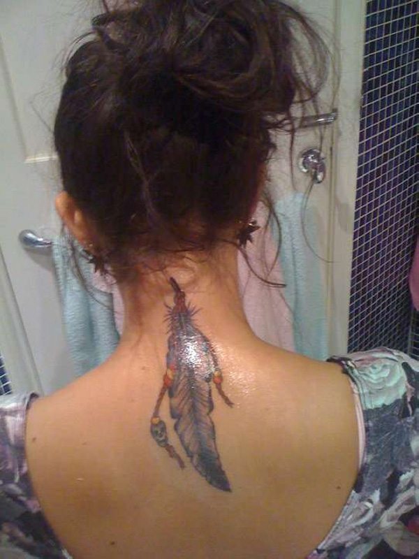 tatouage nuque femme noeud